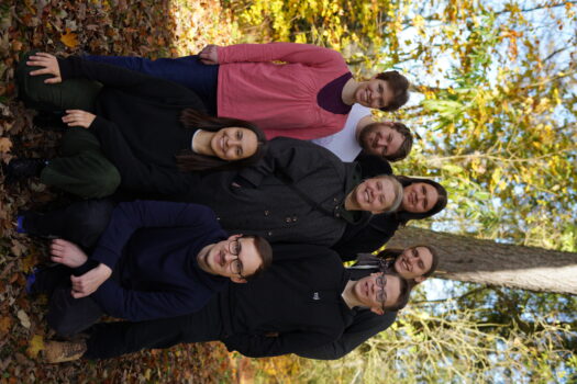 Ein Gruppenfoto. Von links nach Rechts sind zu sehen. Anastasia, Moritz, Sarah, Luisa, Pia, David, Thomas und Pascal