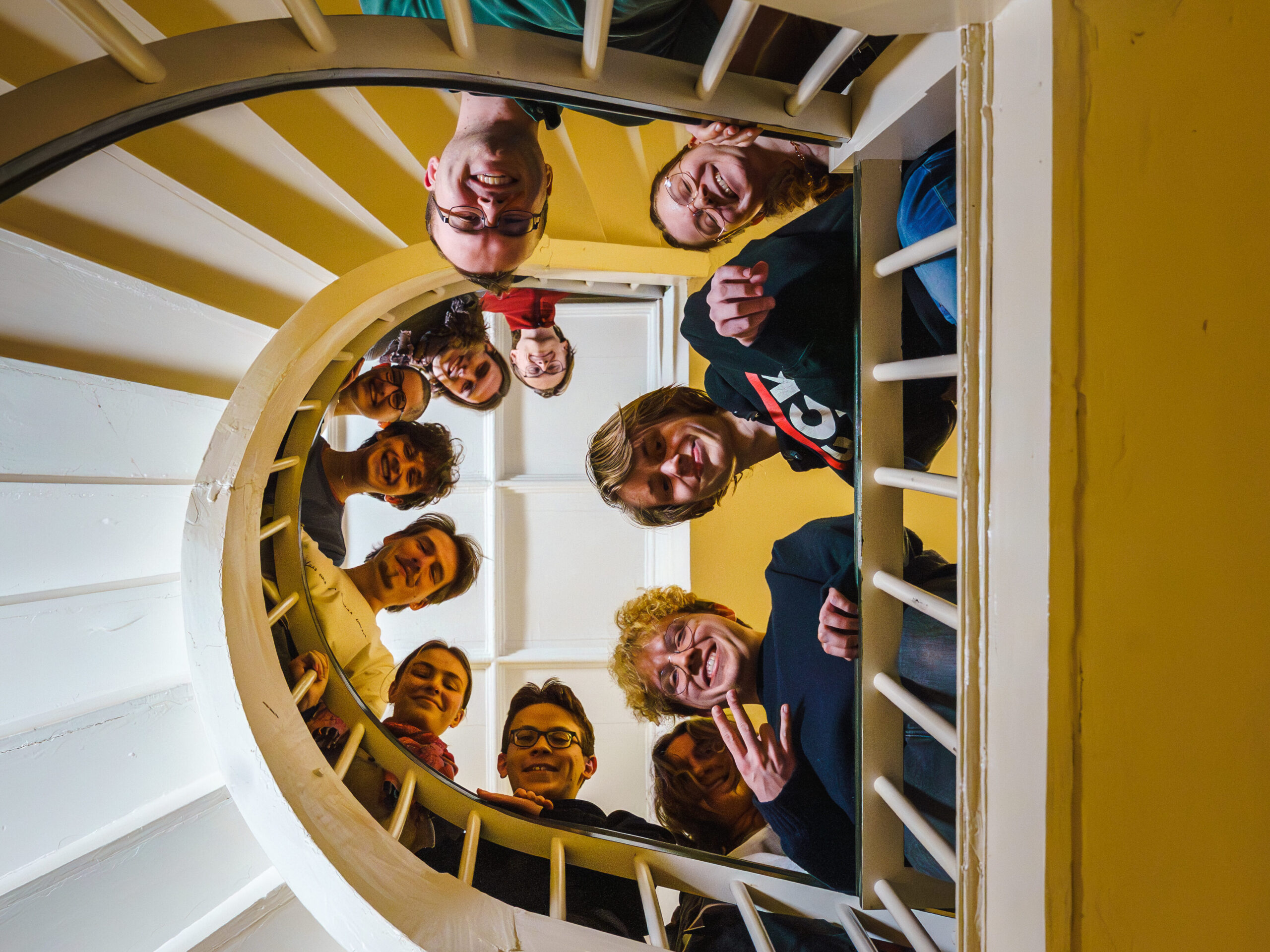 Gruppenfoto der GJ Jena. Die Mitglieder stehen auf einer Wendeltreppe und schauen herab.