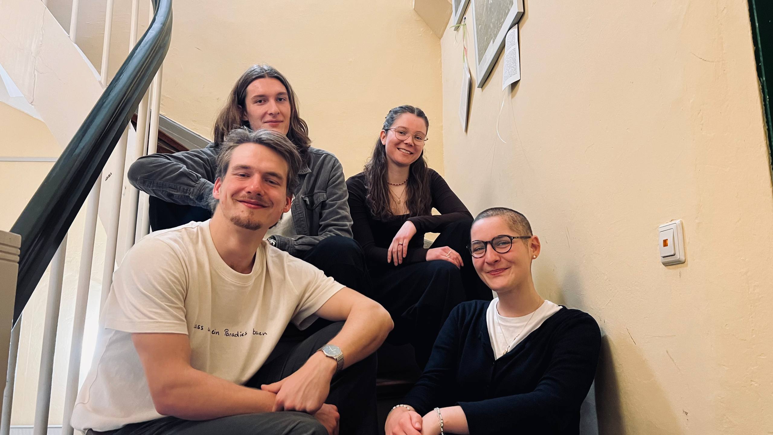 Vorstand der GJ Jena auf einer Treppe in zwei Reihen. Vorn: Nikolaus Fritzsche, Katja Koch. Hinten: Hannes Pfeifer, Miriam Averbeck